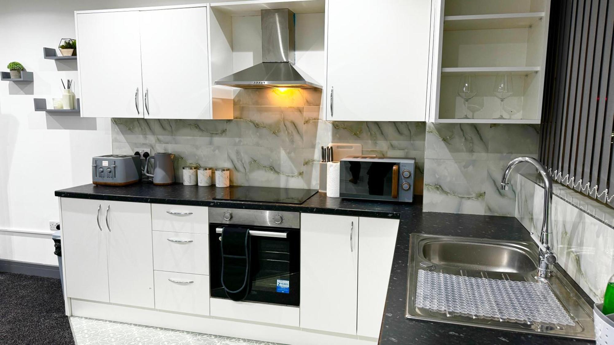 Cradley Heath Rnm - Upgraded Business Stay For Travelling Contractors, All Amenities, Private Access Entire Place, Kitchen & Washroom, Smart Tv, Easy Access, Parking Nearby מראה חיצוני תמונה