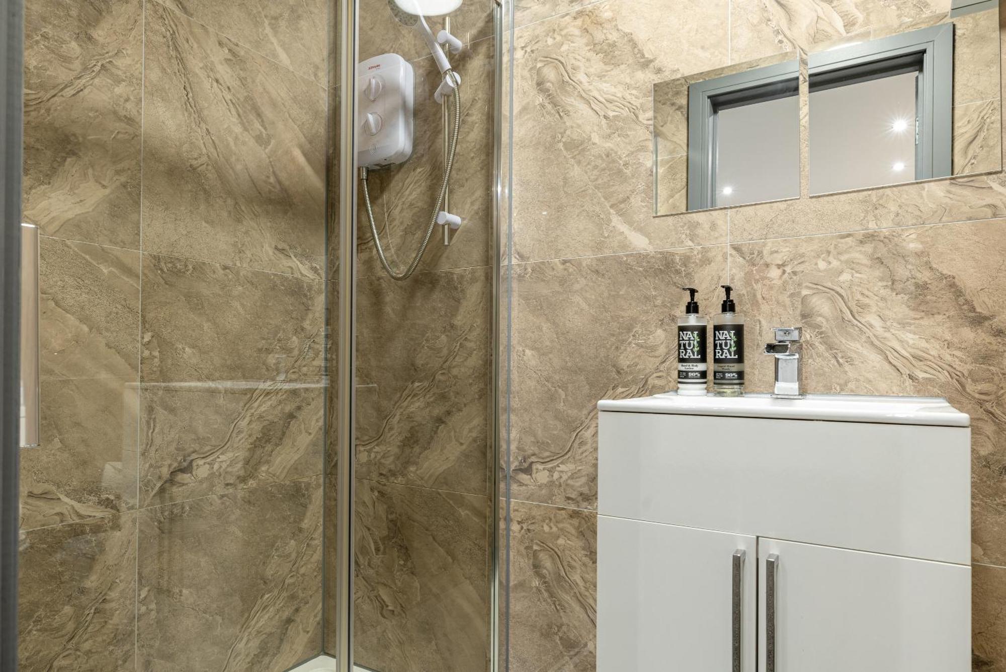 Cradley Heath Rnm - Upgraded Business Stay For Travelling Contractors, All Amenities, Private Access Entire Place, Kitchen & Washroom, Smart Tv, Easy Access, Parking Nearby מראה חיצוני תמונה