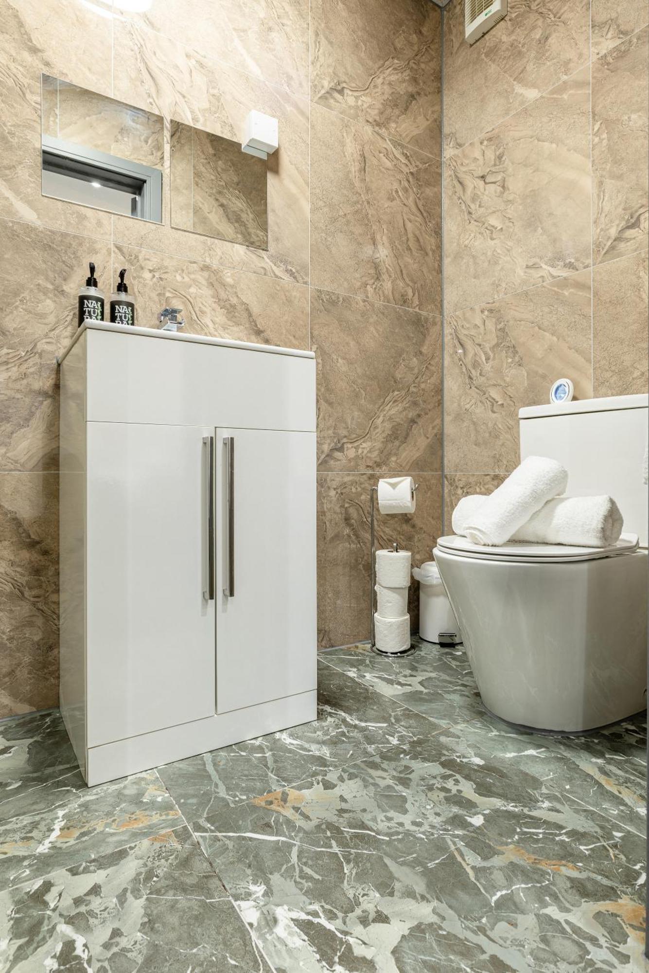 Cradley Heath Rnm - Upgraded Business Stay For Travelling Contractors, All Amenities, Private Access Entire Place, Kitchen & Washroom, Smart Tv, Easy Access, Parking Nearby מראה חיצוני תמונה