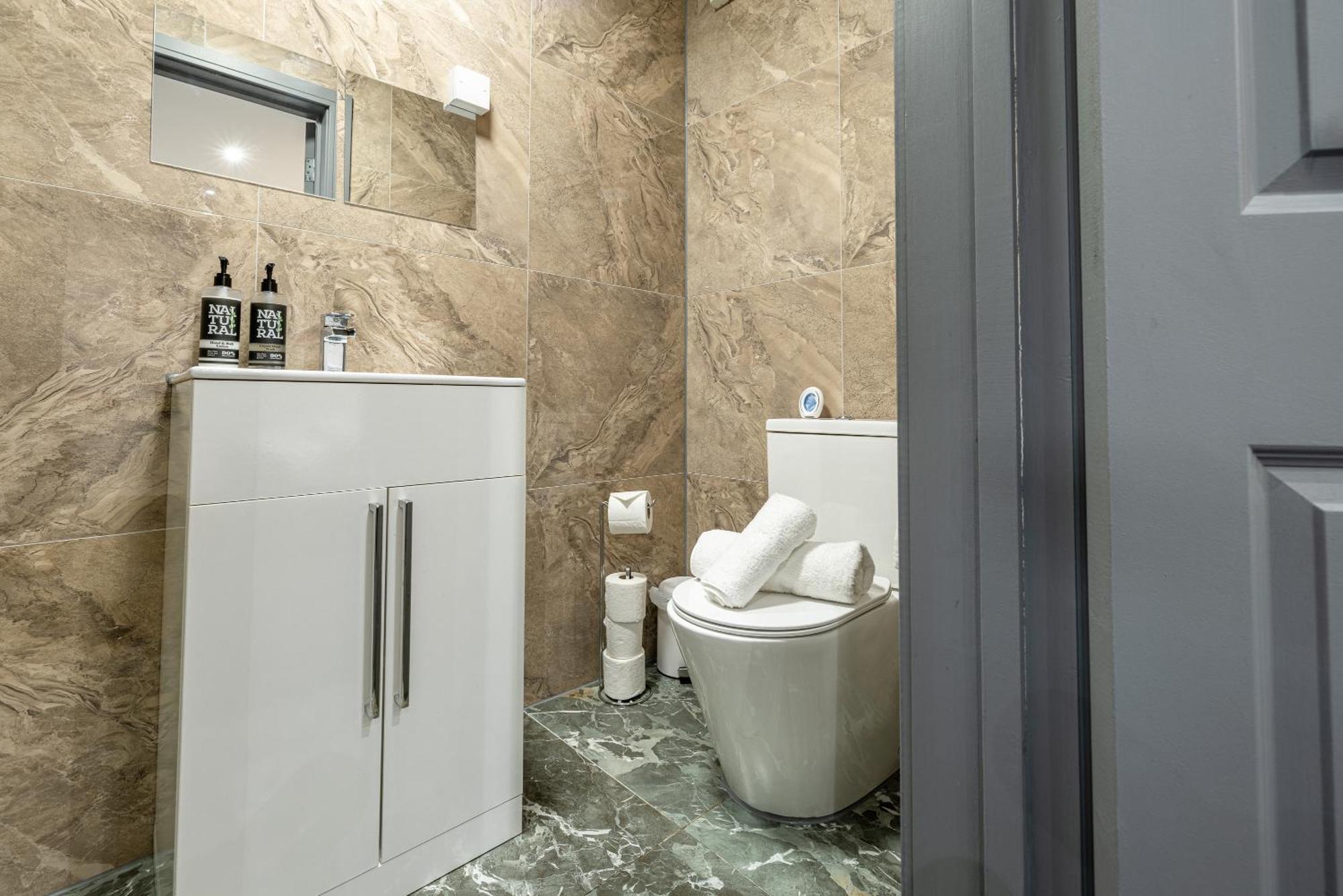 Cradley Heath Rnm - Upgraded Business Stay For Travelling Contractors, All Amenities, Private Access Entire Place, Kitchen & Washroom, Smart Tv, Easy Access, Parking Nearby מראה חיצוני תמונה