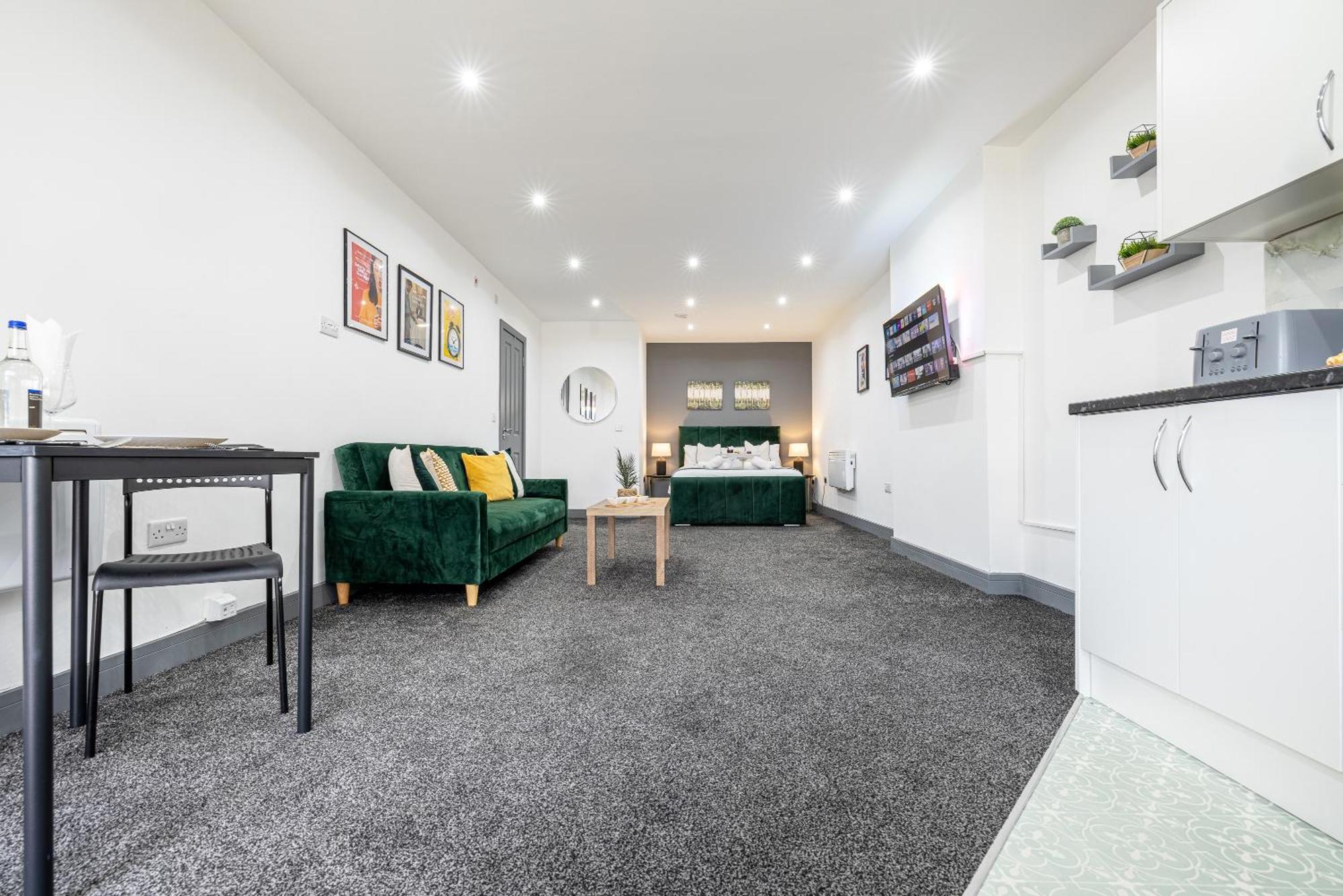 Cradley Heath Rnm - Upgraded Business Stay For Travelling Contractors, All Amenities, Private Access Entire Place, Kitchen & Washroom, Smart Tv, Easy Access, Parking Nearby מראה חיצוני תמונה